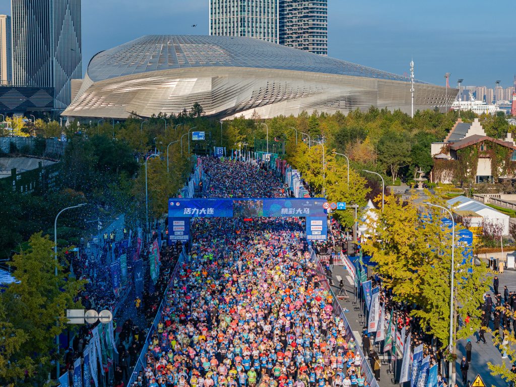 El 34º Maratón de Dalian fue testigo de 30,000 participantes comenzaron la carrera al sonido del arma inicial (Foto suministrada)