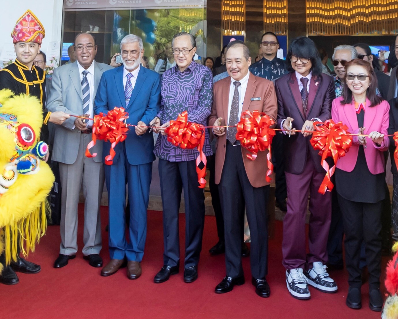 Profesor Dato Sri Dr. Mike Chan (segundo de la derecha) en la ceremonia de corte de cinta del nuevo "Centro Premier de Bienestar Europeo" junto con Yab Datuk Seri Panglima Haji Hajiji Bin Haji Noor (Medio), YB Datuk Seri Panglima Haji Masidi Manjun (Tercer desde la izquierda), H.E. El Dr. Mayor General Khalid Abdulla Mubarak Albuainain Almazrouie (segundo desde la izquierda), y la Dra. Michelle Wong de la Prof. Dato (extrema derecha).