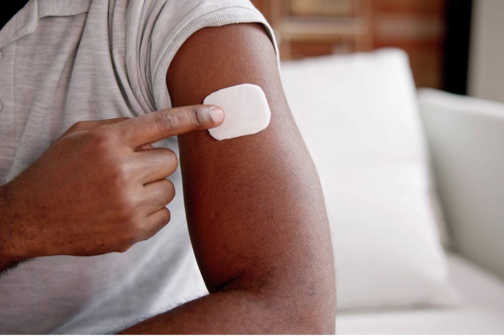 La Guía para Pacientes: Dejar de Fumar adopta un tono alentador y sin juicio, entendiendo que los lapsos son comunes y que cada persona puede beneficiarse de una combinación de terapias en lugar de una solución única.