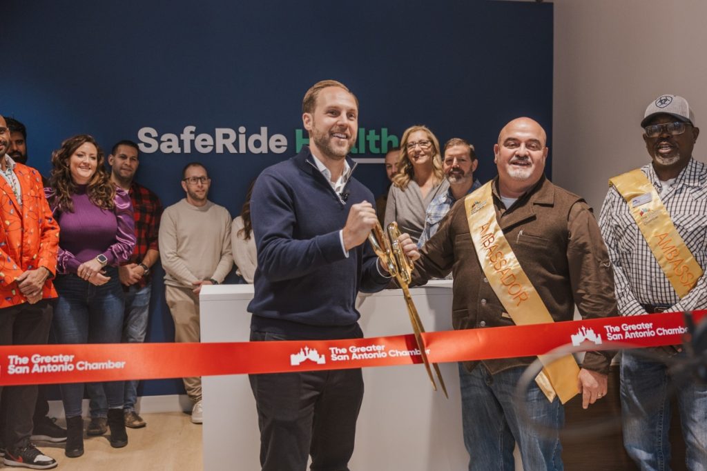 El director ejecutivo y cofundador de SafeRide Health, Robbins Schrader, realiza la ceremonia de inauguración en honor a la nueva sede de San Antonio.