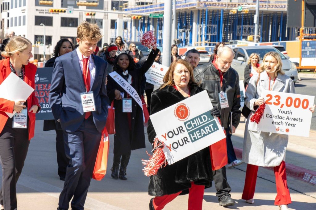 Defensores piden planes de respuesta cardíaca en escuelas de Texas