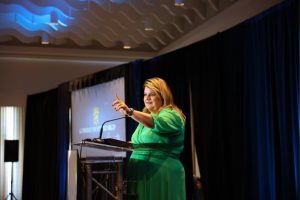Gobernadora de Puerto Rico presenta legislación para proteger a víctimas de violencia doméstica y mejorar acceso a salud materna.