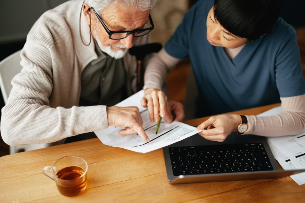 Alertan sobre fraudes en Medicare dirigidos a adultos mayores en California