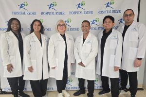 Médicos internos inician etapa clínica con entrega oficial de batas en Humacao