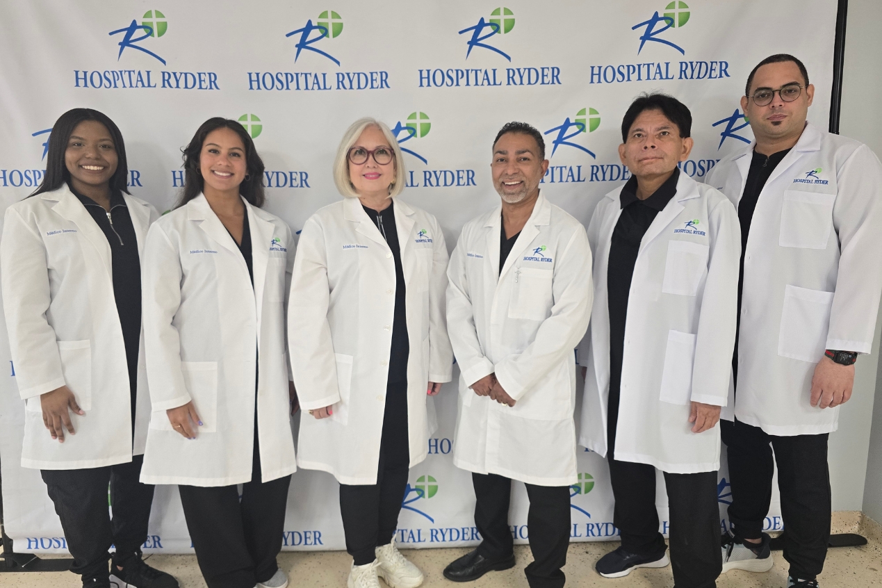 Médicos internos inician etapa clínica con entrega oficial de batas en Humacao